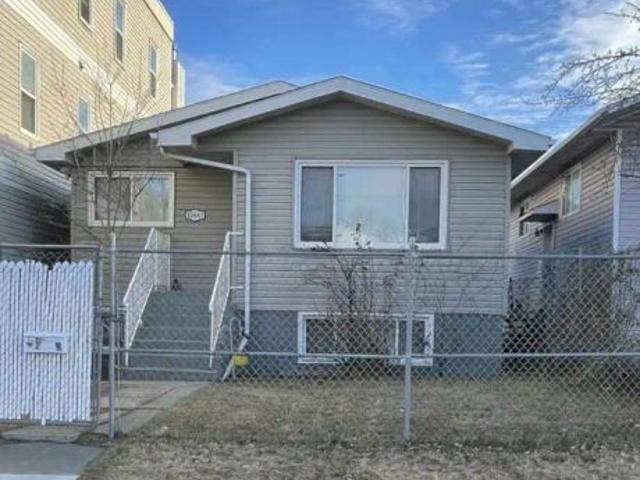 House with Legal Basement Suite, Perfect for two families — 3 Bedrooms+ Den House