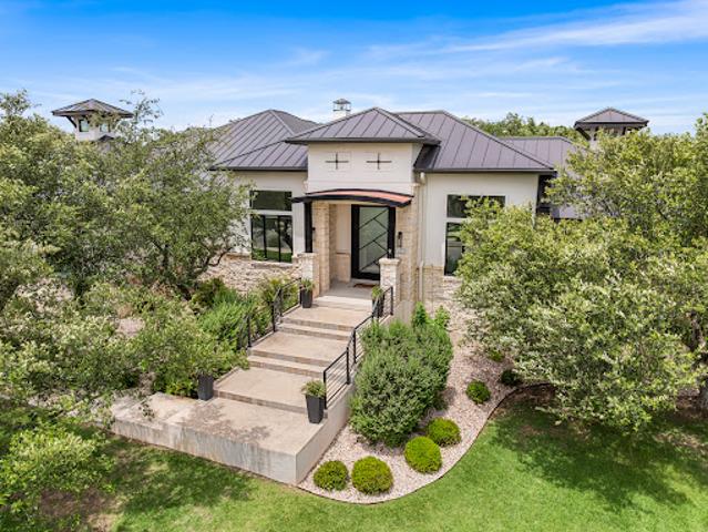 House with pool and garden