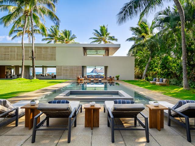 Seaside house with pool and garden