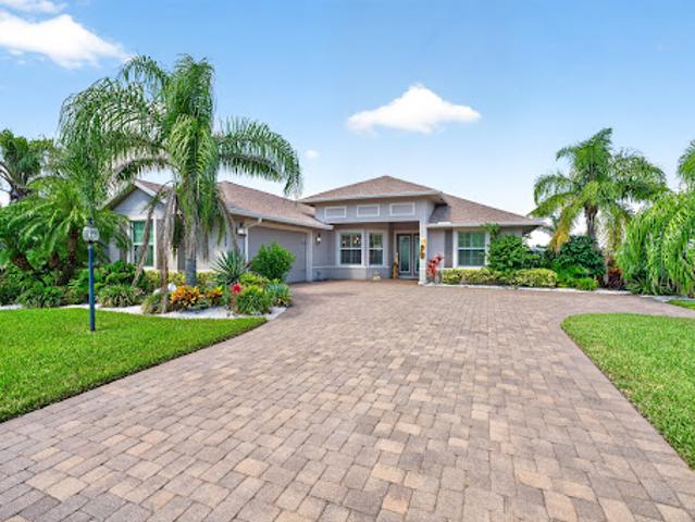 House with pool and garden