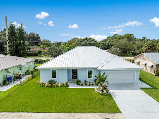 House with pool and garden