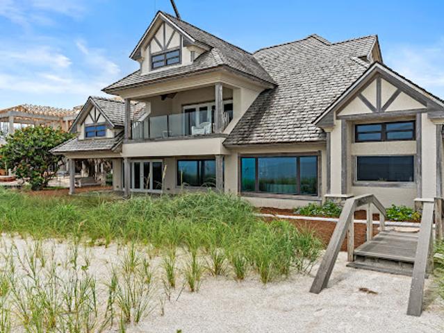 Seaside house with pool and terrace