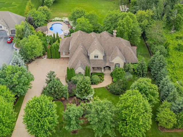 House with pool and garden