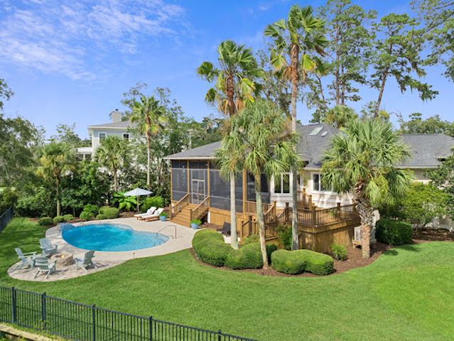 Seaside house with pool and garden