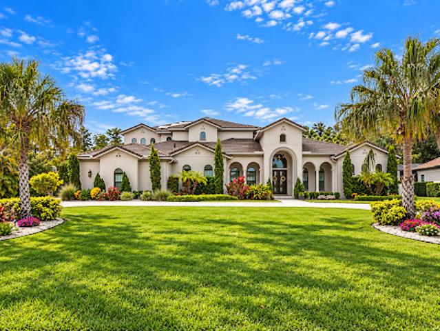 House with pool and garden