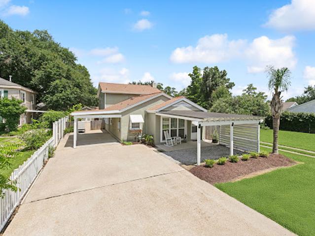 House with pool and garden