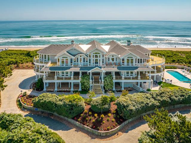 Seaside house with pool and garden