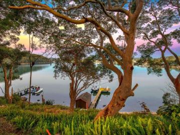 House with Private Jetty, Boat House with Yard that backs onto Bush Crown Land
