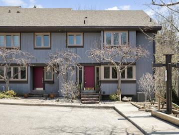 Toronto, Ontario - Terrace, Lift