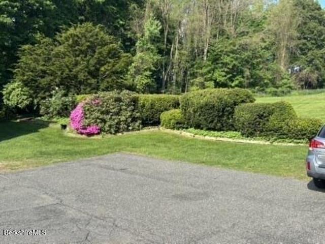 house with 10 bedroom, Lee MA ES105418099