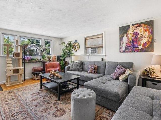 house with 2 bedroom, Waltham MA ES105478901