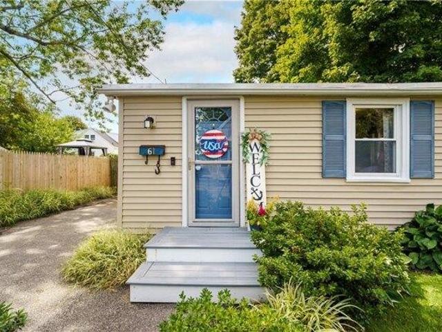 house with 2 bedroom, Warwick RI ES105511612