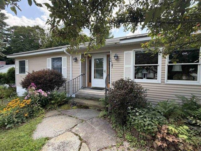 house with 2 bedroom, Brattleboro VT ES105493212
