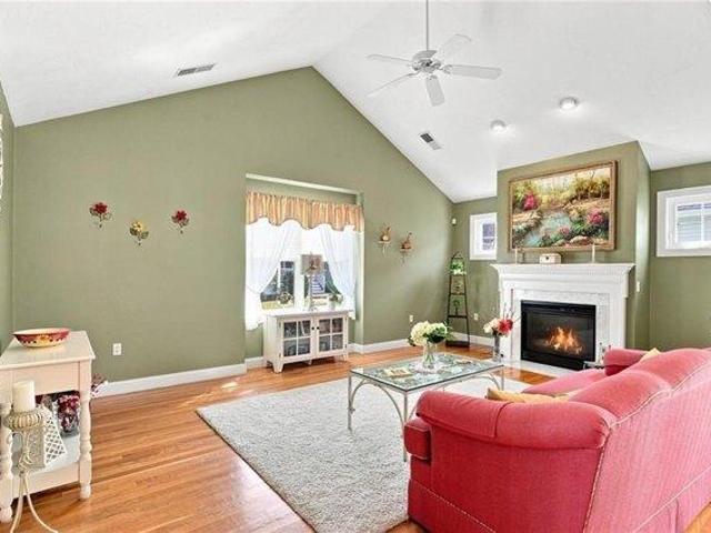 house with 2 bedroom, Cumberland RI ES105498103