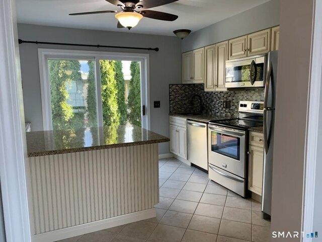 house with 2 bedroom, Milford CT ES105442908