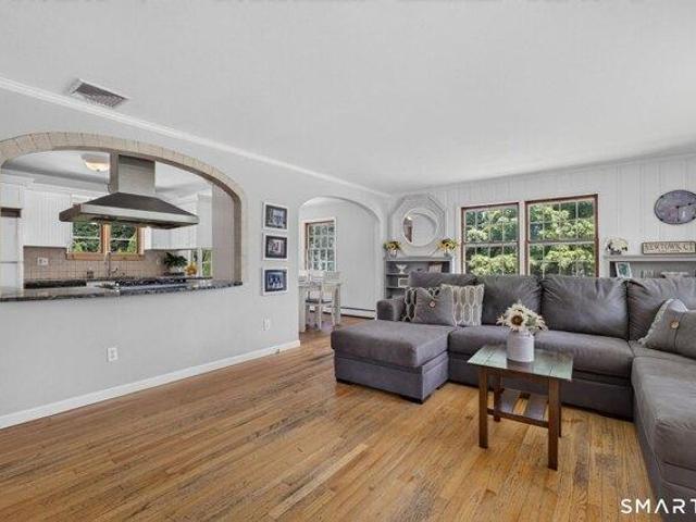 house with 2 bedroom, Newtown CT ES105513258
