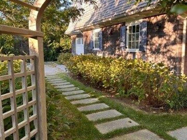 house with 2 bedroom, Oak Bluffs MA ES105662361