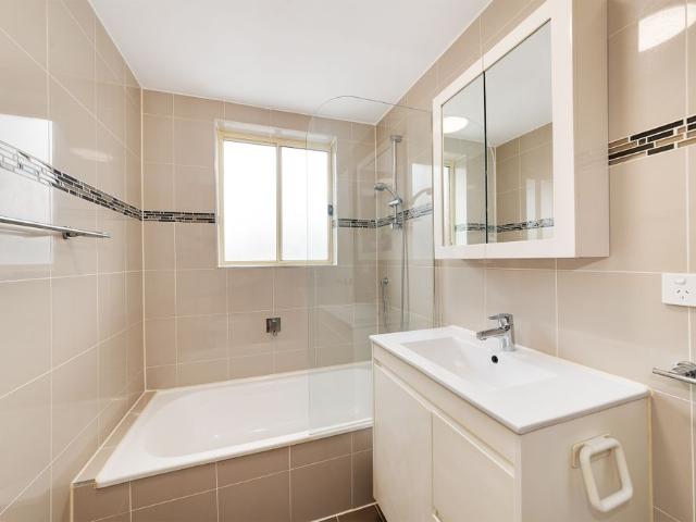 House with 2 bedrooms, 1 bathroom & parking for 1 car
