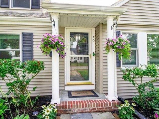 house with 3 bedroom, Waltham MA ES105536217