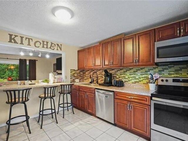 house with 3 bedroom, Warwick RI ES105493351
