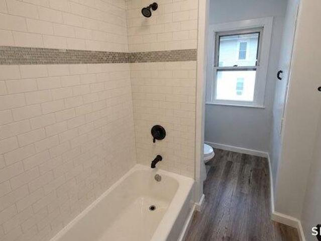 house with 3 bedroom, Waterbury CT ES105442372
