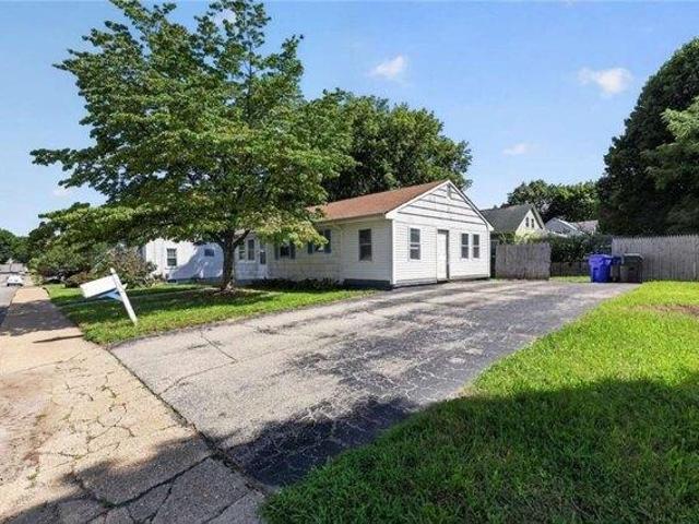 house with 3 bedroom, West Warwick RI ES105476480