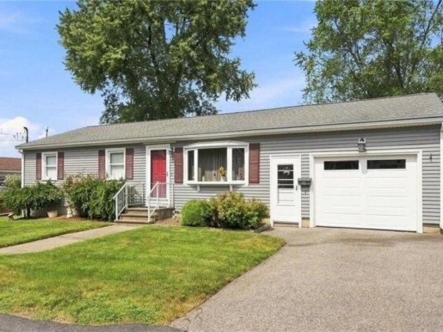 house with 3 bedroom, West Warwick RI ES105576582