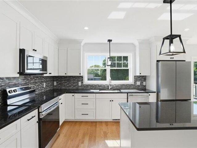 house with 3 bedroom, West Warwick RI ES105589764
