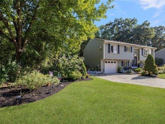 house with 3 bedroom, West Warwick RI ES105590633