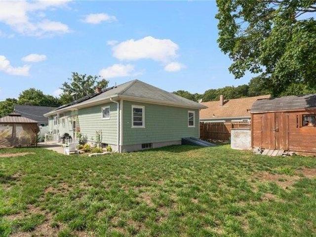 house with 3 bedroom, Barrington RI ES105512831