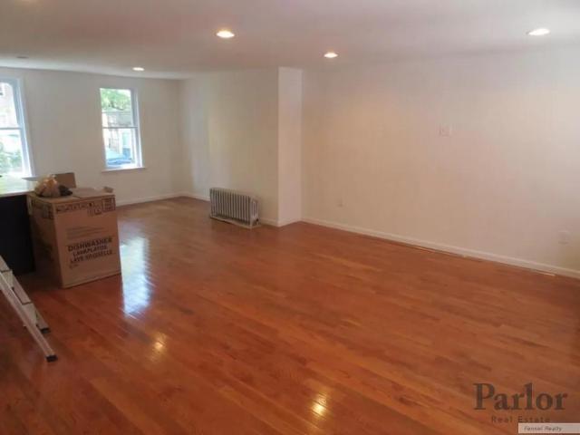 house with 3 bedroom, Brooklyn NY ES64673934
