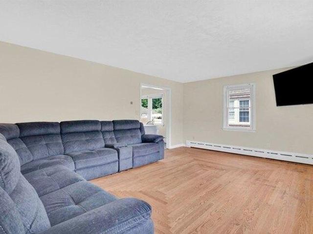 house with 3 bedroom, Chicopee MA ES105258892