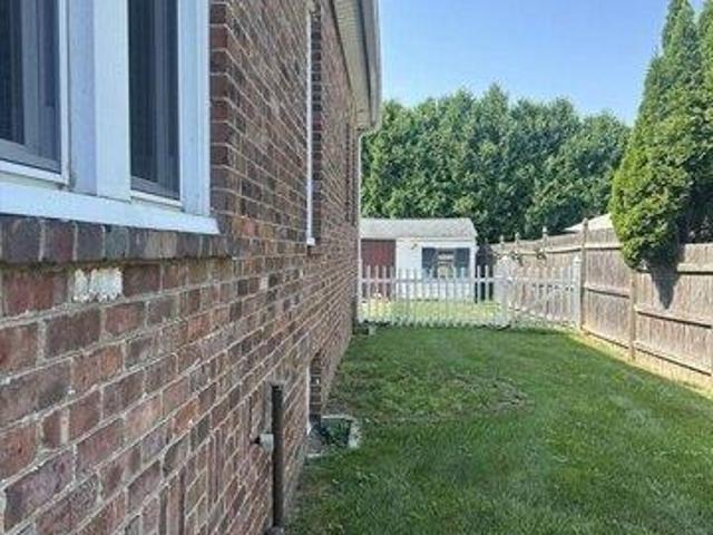 house with 3 bedroom, Chicopee MA ES105291574