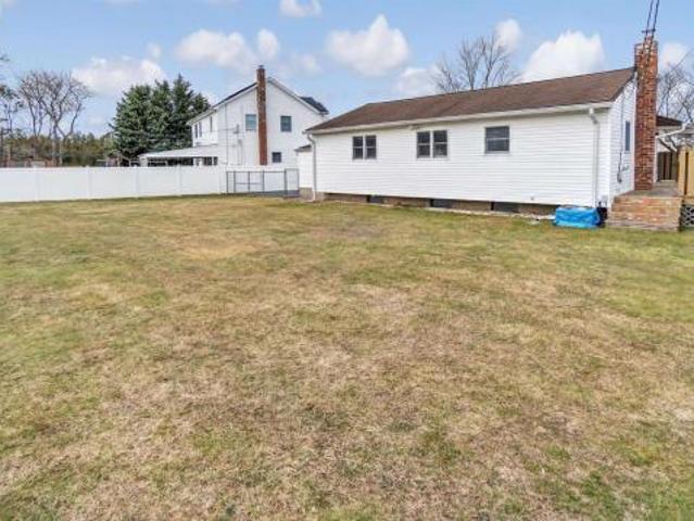 house with 3 bedroom, Commack NY ELS72691937