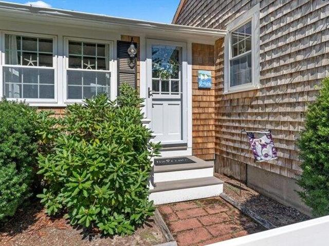 house with 3 bedroom, Cotuit MA ES105575417