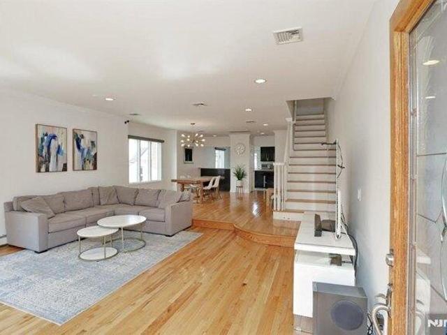 house with 3 bedroom, Cliffside Park NJ ES105579571