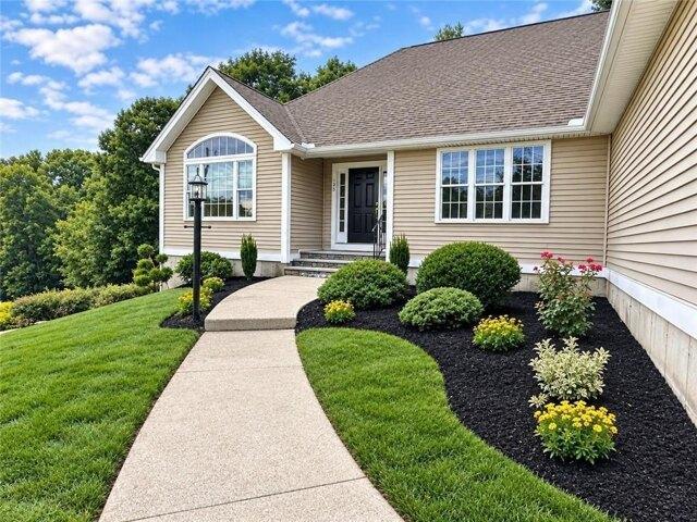 house with 3 bedroom, Cumberland RI ES105400482