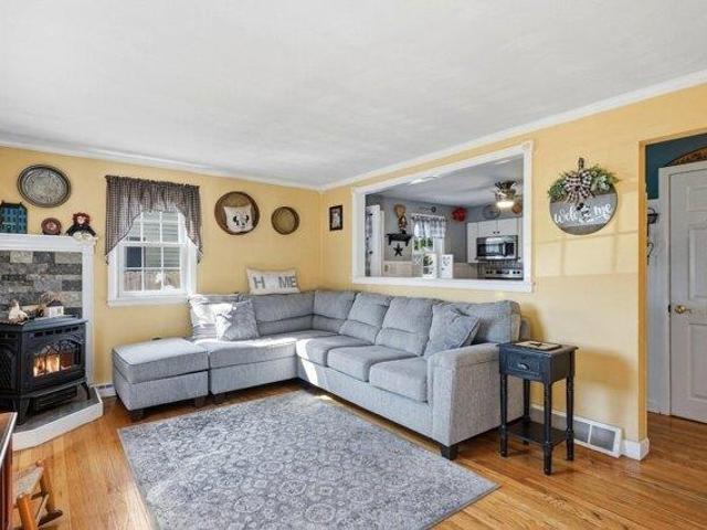 house with 3 bedroom, Cumberland RI ES105495478