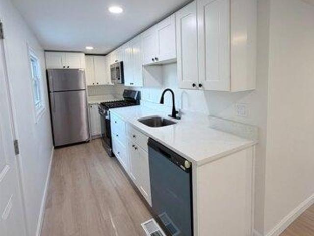 house with 3 bedroom, Derry NH ES105440484