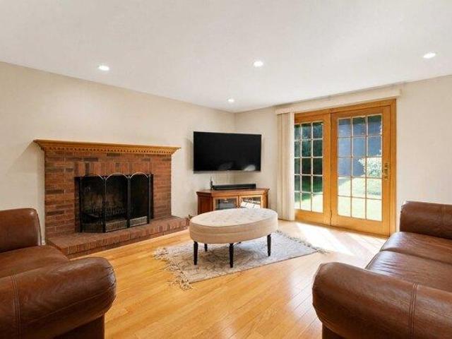 house with 3 bedroom, Douglas MA ES105613895