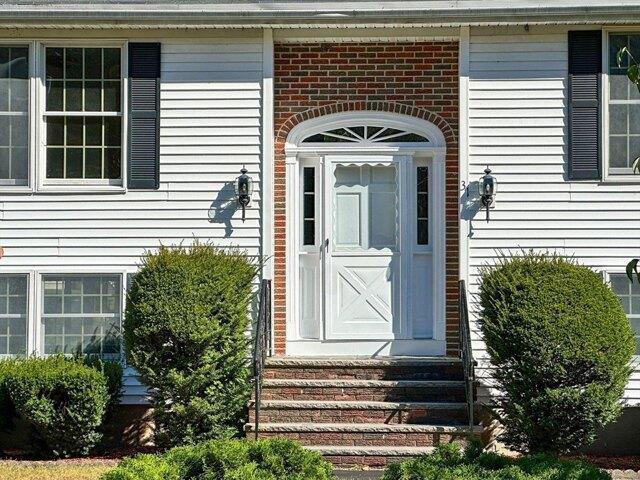 house with 3 bedroom, Dracut MA ES104606574