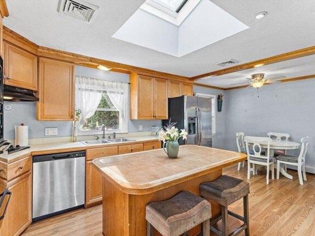house with 3 bedroom, Dracut MA ES105292332