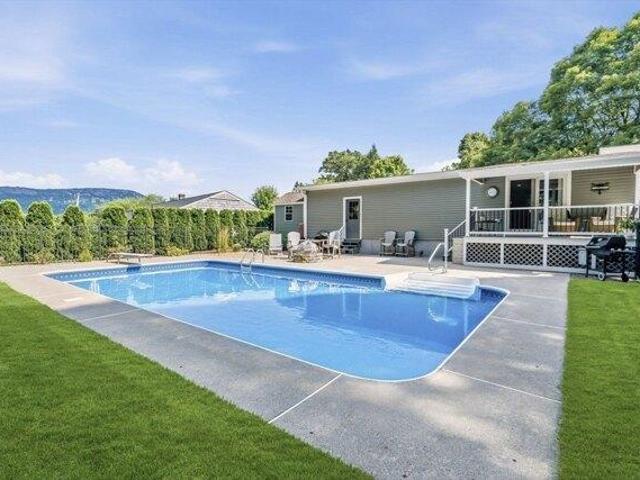 house with 3 bedroom, Easthampton MA ES105442158