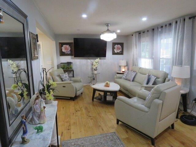 house with 3 bedroom, Foxboro MA ES105404959