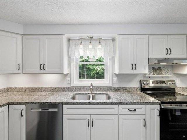 house with 3 bedroom, Hooksett NH ES104440552
