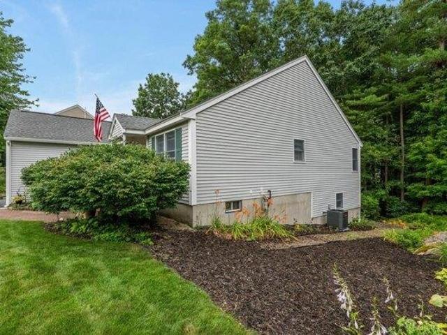 house with 3 bedroom, Hooksett NH ES104442181
