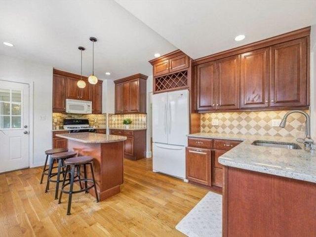 house with 3 bedroom, Holbrook MA ES105534492