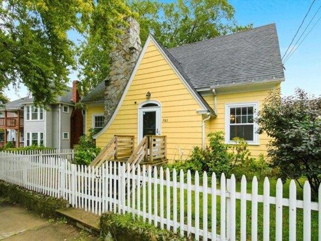 house with 3 bedroom, Manchester NH ES105560950