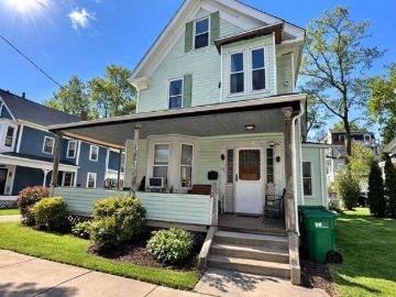 house with 3 bedroom, Medford MA ES103444593