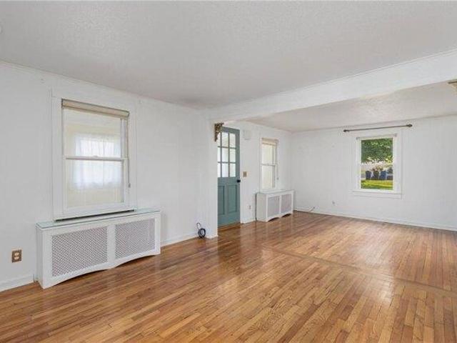 house with 3 bedroom, Middletown RI ES105649212